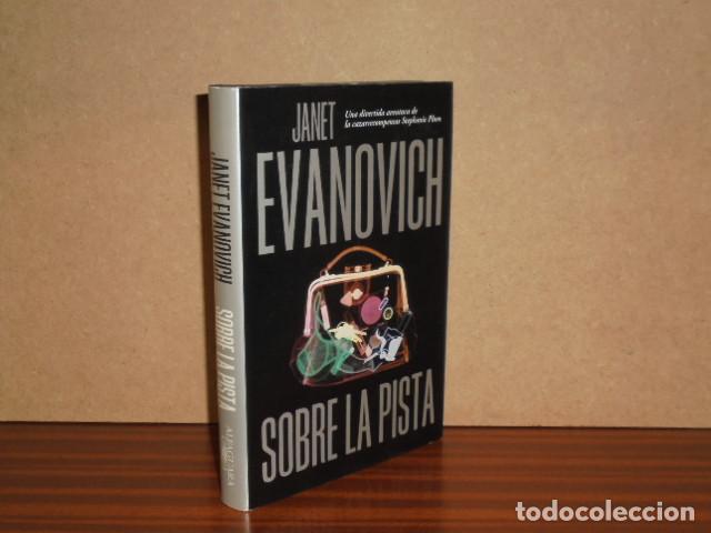 Libri di seconda mano: SOBRE LA PISTA - Evanovich, Janet