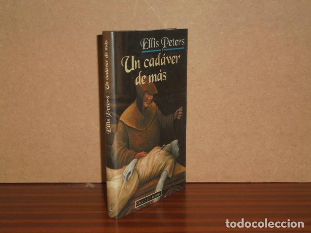 Libros: UN CAD&Aacute;VER DE M&Aacute;S - Peters, Ellis - Foto 2