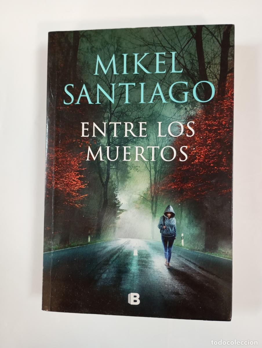 Livros em segunda m&atilde;o: Entre los muertos (Trilog&iacute;a de Illumbe 3). - Mikel Santiago. TDK997