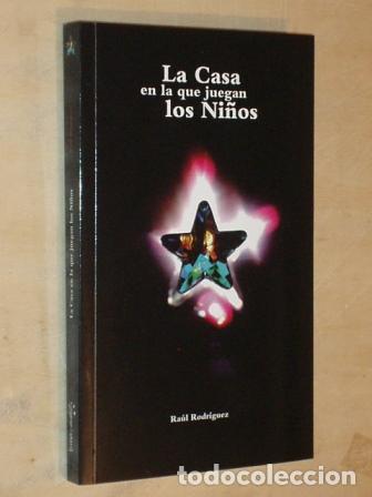 Libri di seconda mano: LA CASA EN LA QUE JUEGAN LOS NI&Ntilde;OS - Rodr&iacute;guez, Ra&uacute;l