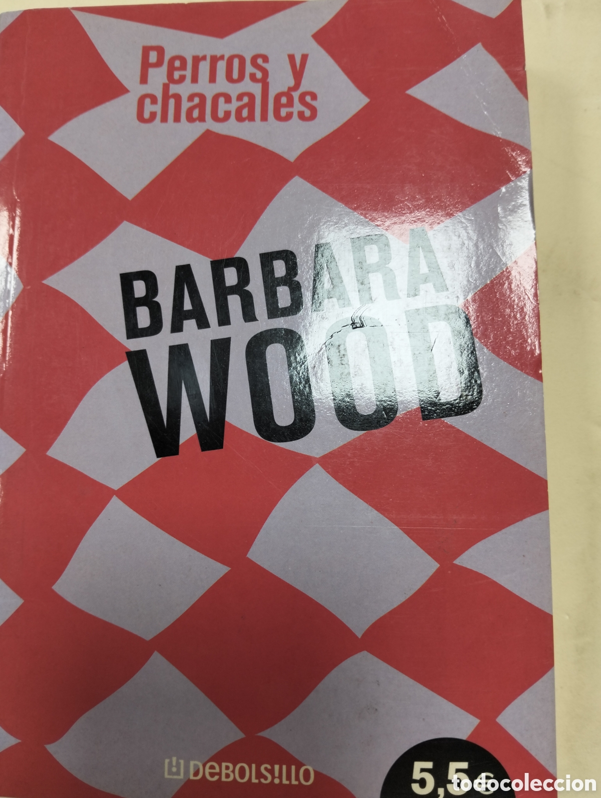 Libros: PERROS Y CHACALES // BARBARA WOOD