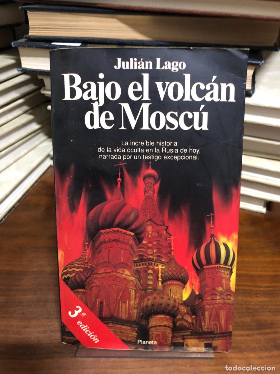B&uuml;cher: Bajo el volc&aacute;n de Mosc&uacute; Juli&aacute;n Lago