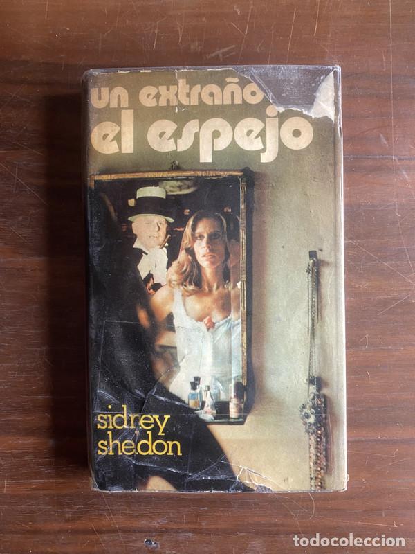 books: Un extra&ntilde;o en el espejo - Sheldon Sidney