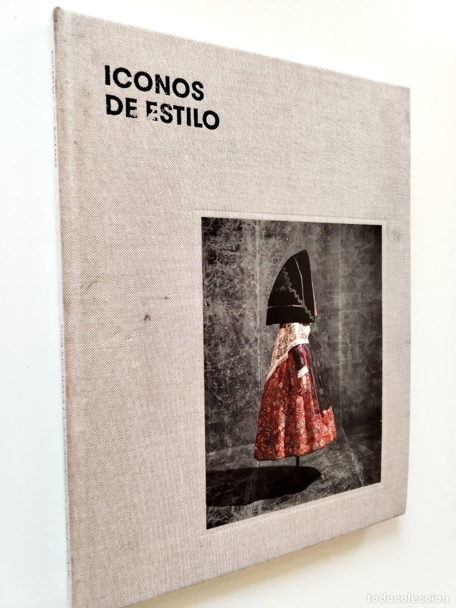 VV. AA. - Iconos de estilo. Una mirada a la indumentaria tradicional
