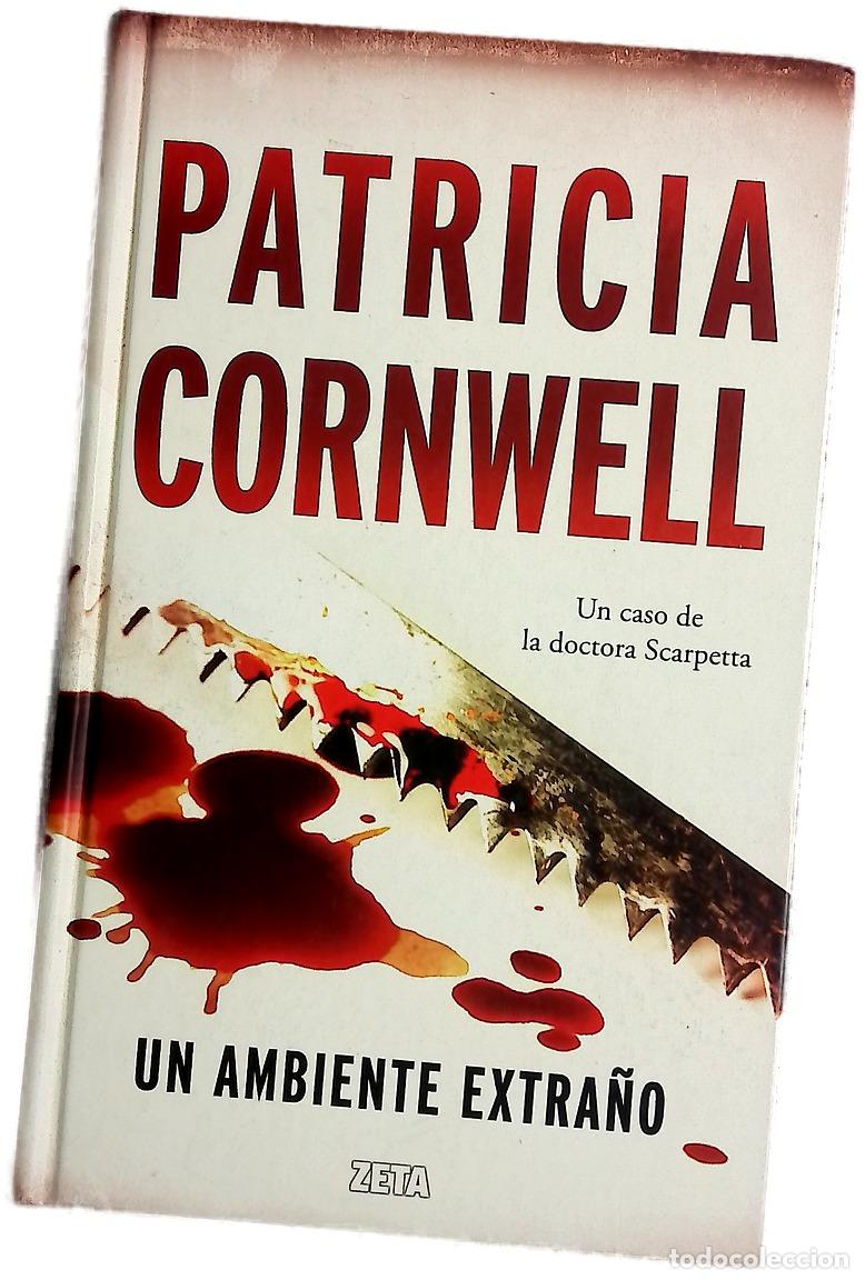 Libros: Un ambiente extra&ntilde;o - Cornwell, Patricia Daniels; Aguirre Oteiza, Daniel