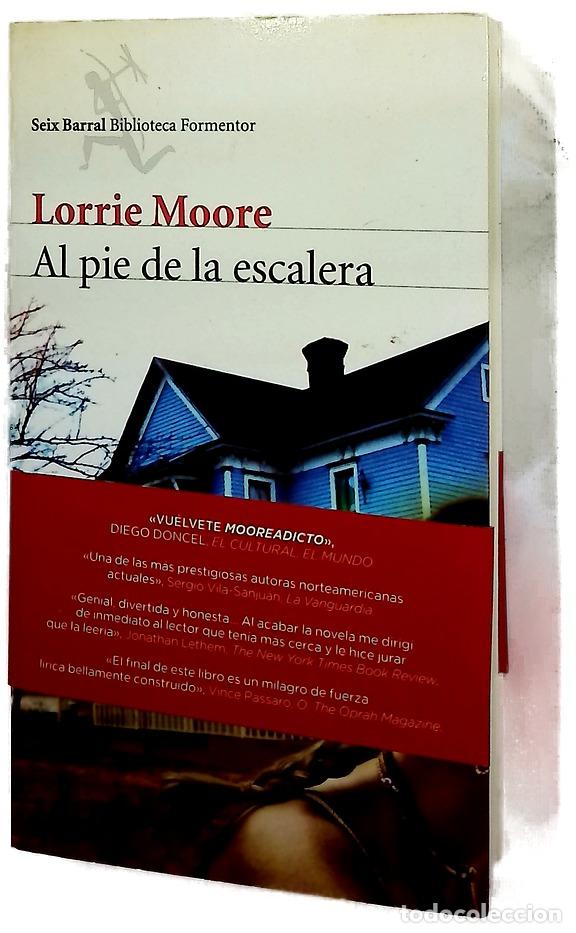 Libri di seconda mano: Al pie de la escalera - Moore, Lorrie