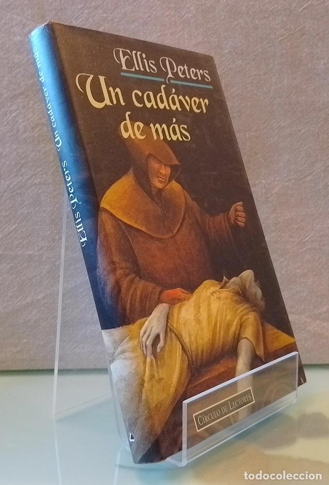 Libros: Un cad&aacute;ver de m&aacute;s - Ellis Peters