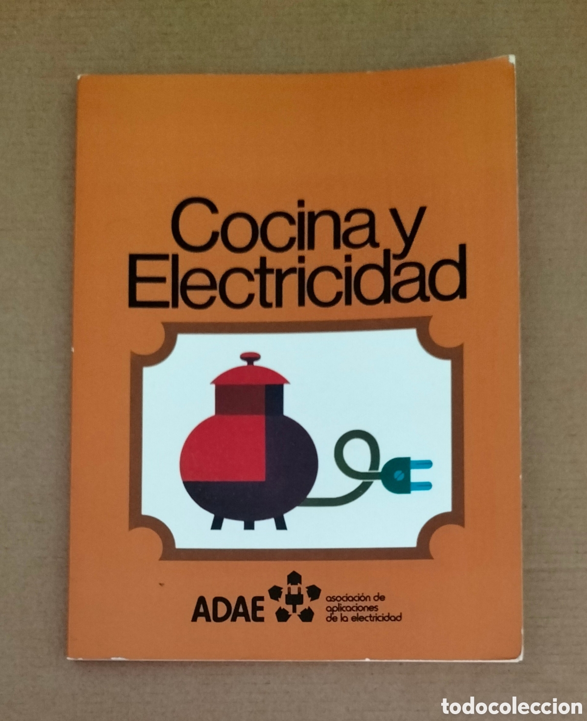 Libros: Cocina y electricidad. Ilustraciones: F. Mart&iacute;nez Chaves. Adae, 1983. Libro