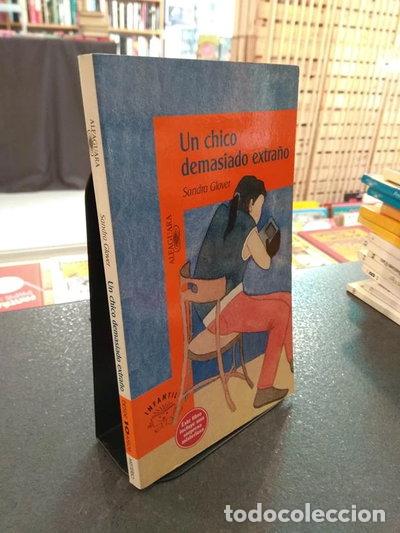 Libros: Un chico demasiado extra&ntilde;o- 9788420449579