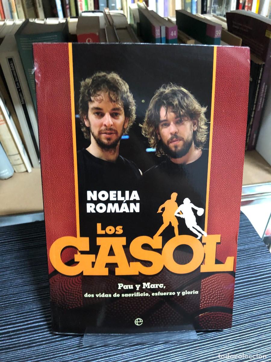 Libri di seconda mano: Los Gasol: Pau y Marc, dos vidas de sacrificio, esfuerzo y gloria Noelia Rom&aacute;n