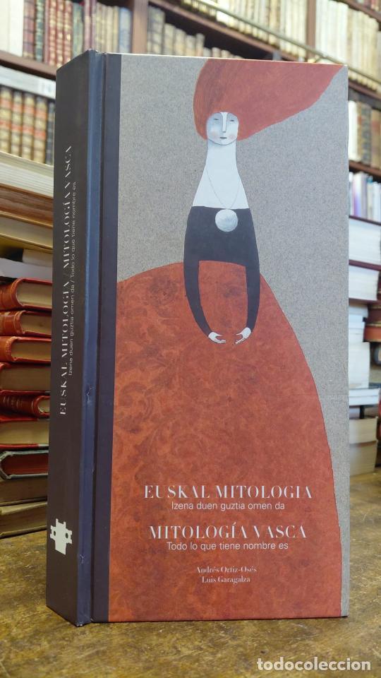 Libros: EUSKAL MITOLOG&Iacute;A, izena duen gusztia omen da. / MITOLOGIA VASCA, todo lo que tiene nombre. Colabo