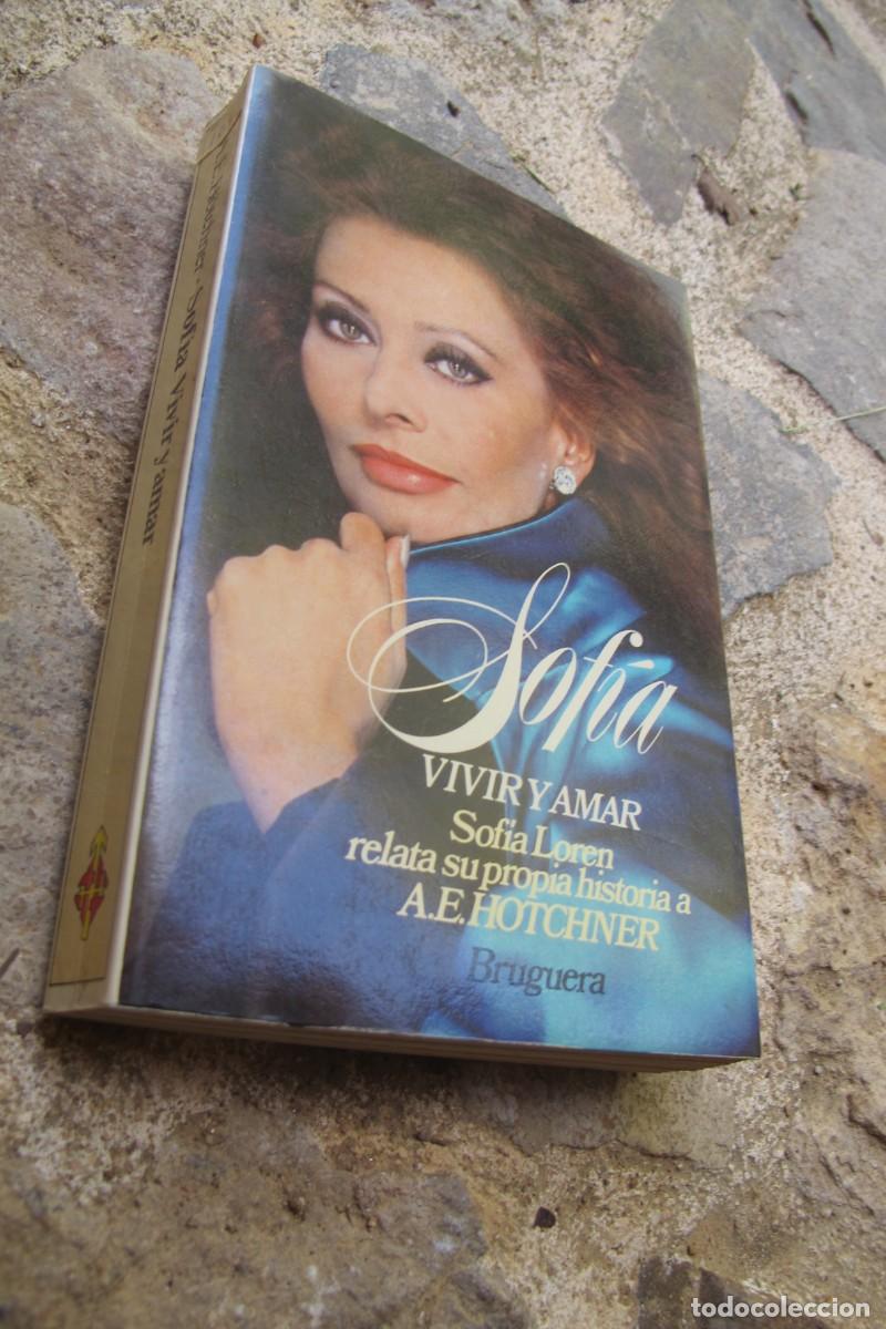 Libros: SOFIA VIVIR Y AMAR. LOREN. RELATA SU PROPIA HISTORIA. A.E. HOTCHNER. DEDICADO POR SOFIA.