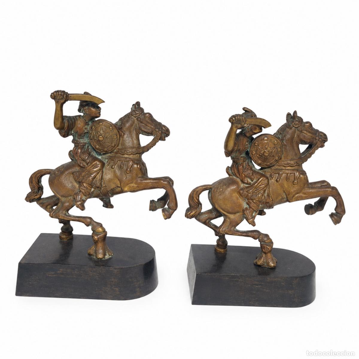 books: Pareja de guerreros a caballo, en bronce.