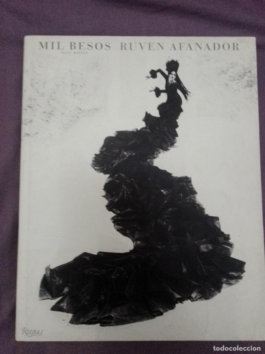 Libri di seconda mano: Mil besos. 1000 kises. Ruven Afanador. Ed Rizzoli New York. En ingl&eacute;s. ISBN 9780847833399