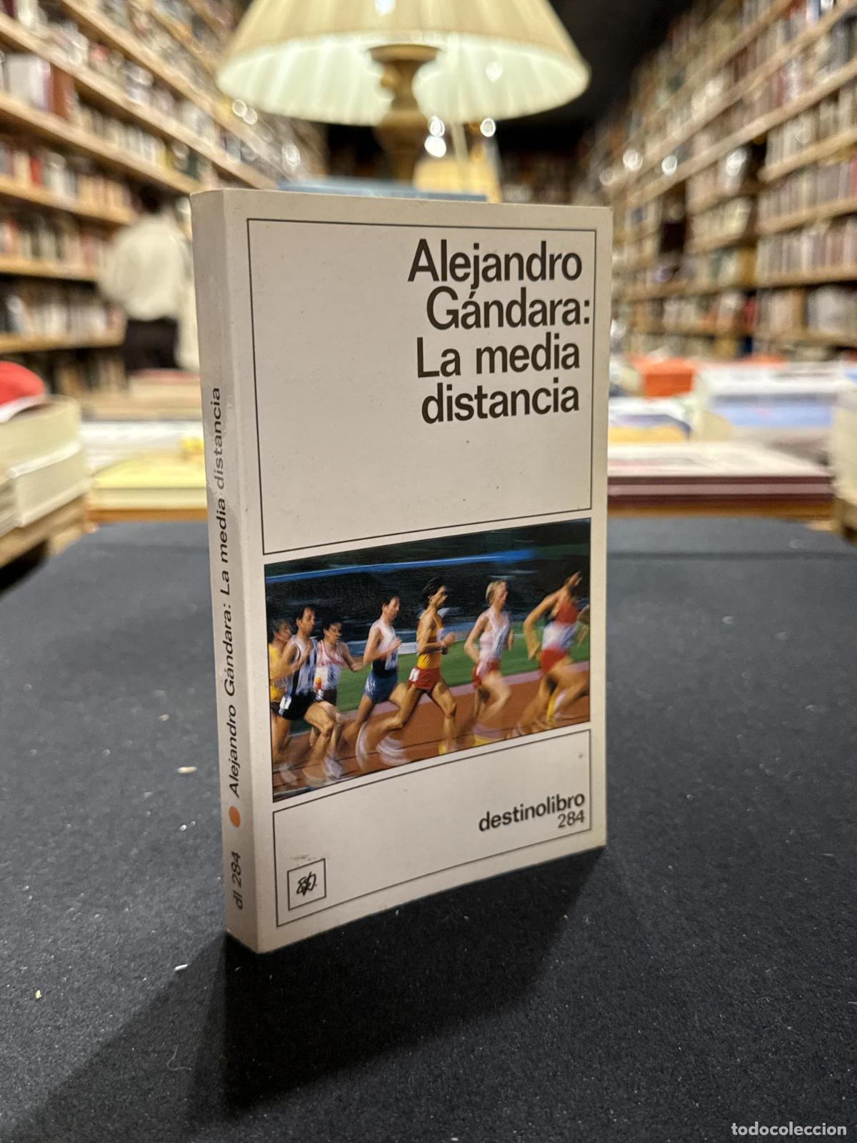 Libri di seconda mano: LA MEDIA DISTANCIA - ALEJANDRO GANDARA