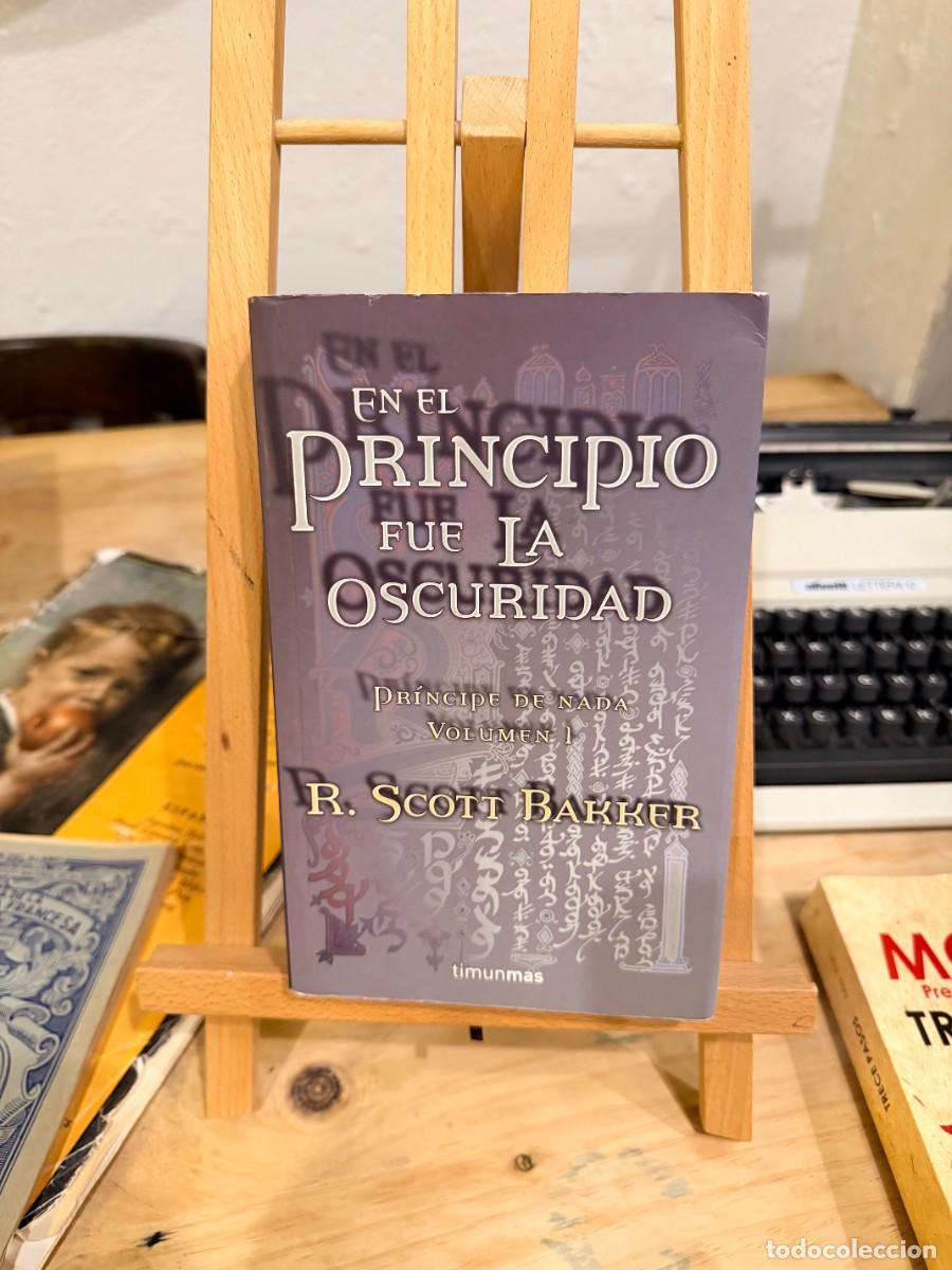 Libros: EN EL PRINCIPIO FUE LA OSCURIDAD - R. Scott Bakker EL PR&Iacute;NCIPE DE NADA Volumen 1, Timun mas, 2005