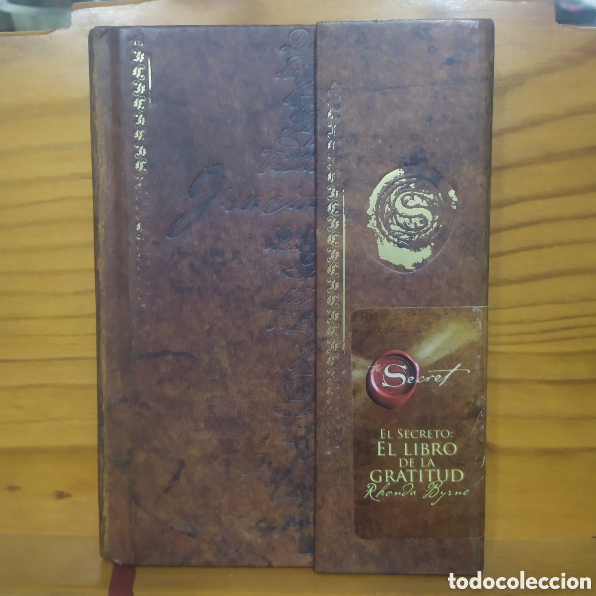 Libri di seconda mano: Secret - El Secreto: El libro de la gratitud de Rhonda Byrne. Rotura en pegatina trasera (ver fotos)