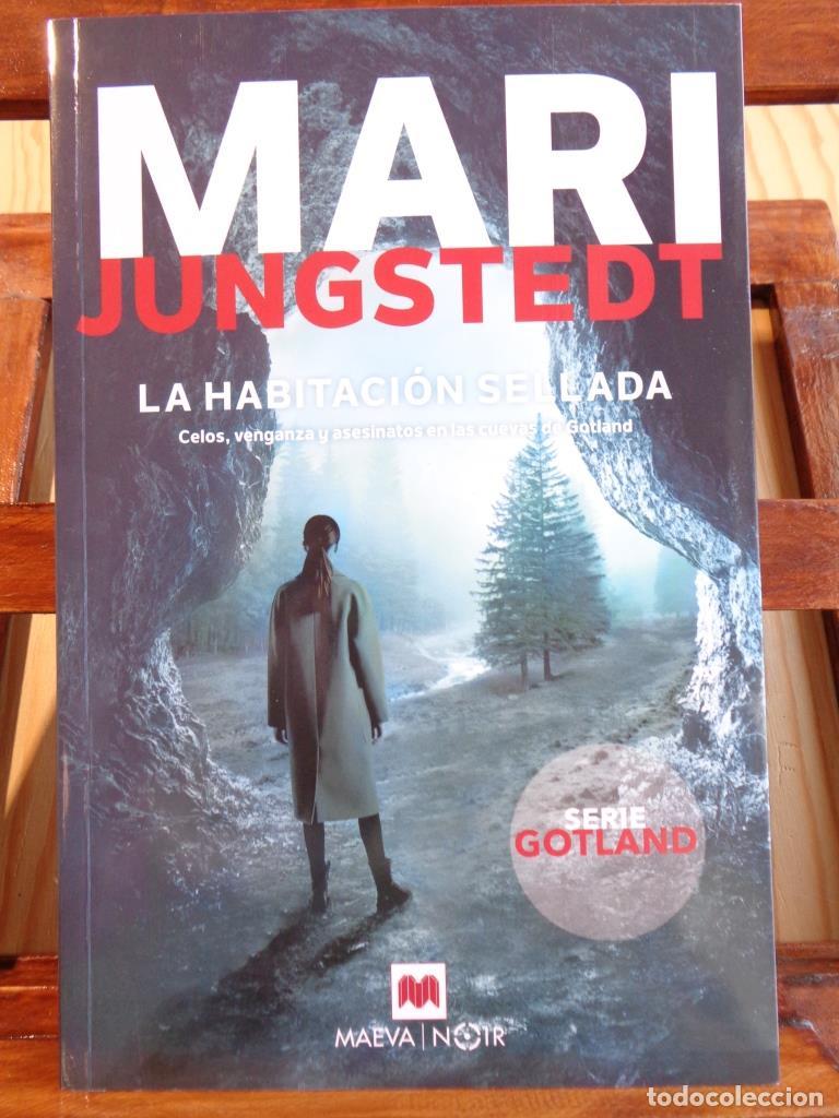B&uuml;cher: LA HABITACI&Oacute;N SELLADA. Celos, venganza y asesinatos en las cuevas de Gotland. - MARI JUNGSTEDT