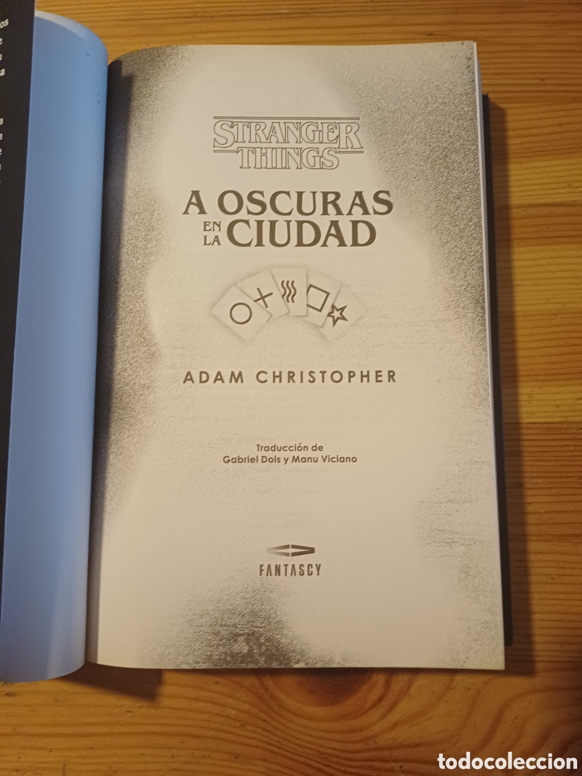 Libros: Stranger Things A oscuras en la ciudad Adam Christopher - serie Netflix - Foto 2