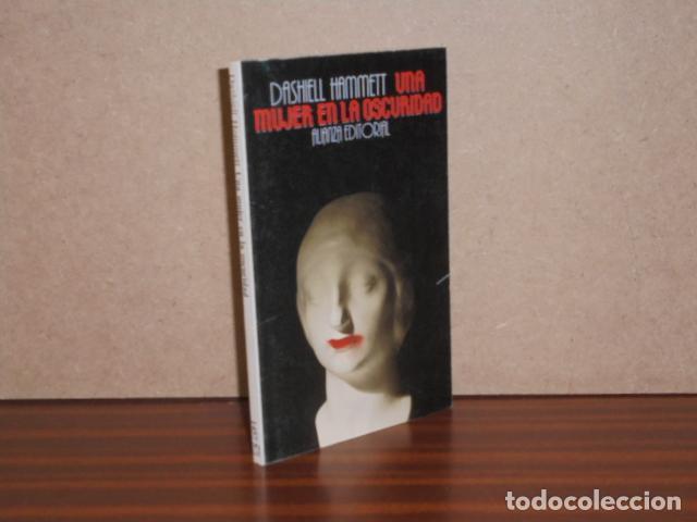 B&uuml;cher: UNA MUJER EN LA OSCURIDAD - Hammett, Dashiell