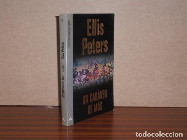 Libri di seconda mano: UN CAD&Aacute;VER DE M&Aacute;S - Peters, Ellis