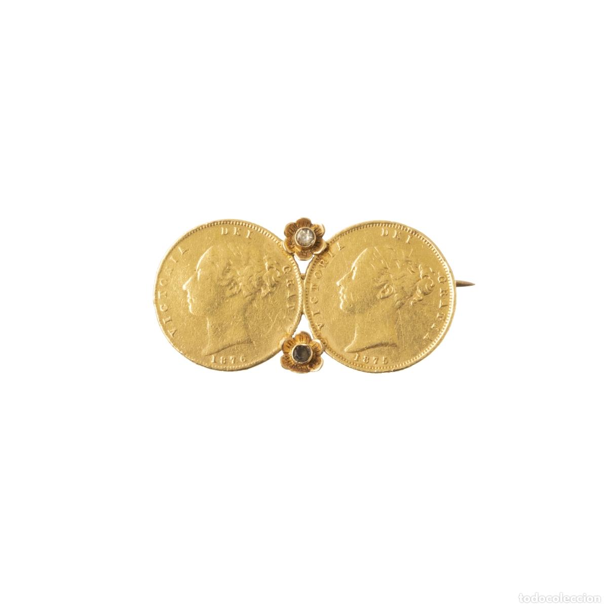 Libri di seconda mano: Joyer&iacute;a - Broche con dos s&iacute;mbolos de libra esterlina en oro de 24 quilates.