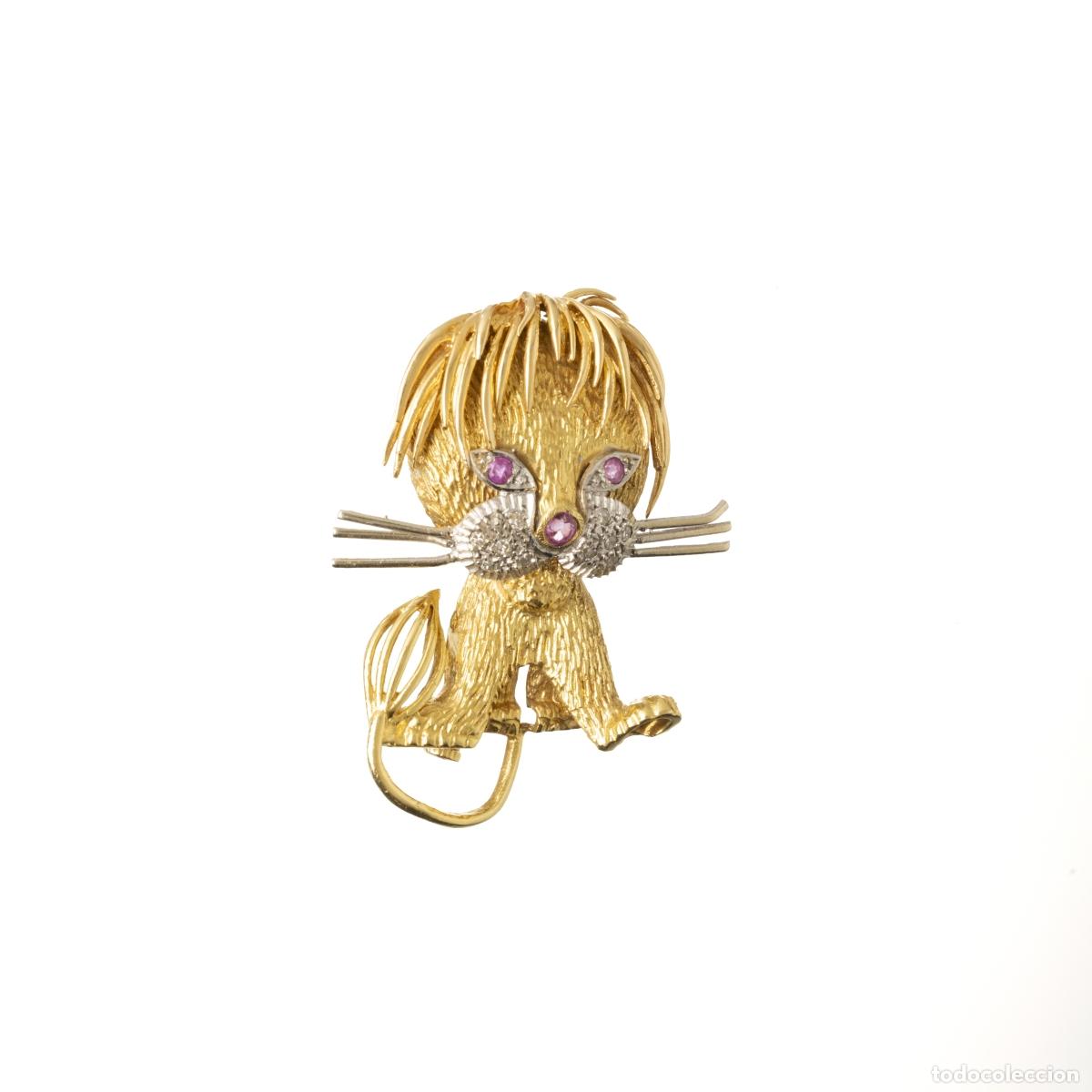 Libri di seconda mano: Joyas - Broche de le&oacute;n en oro de 18 quilates con rub&iacute;es y diamantes