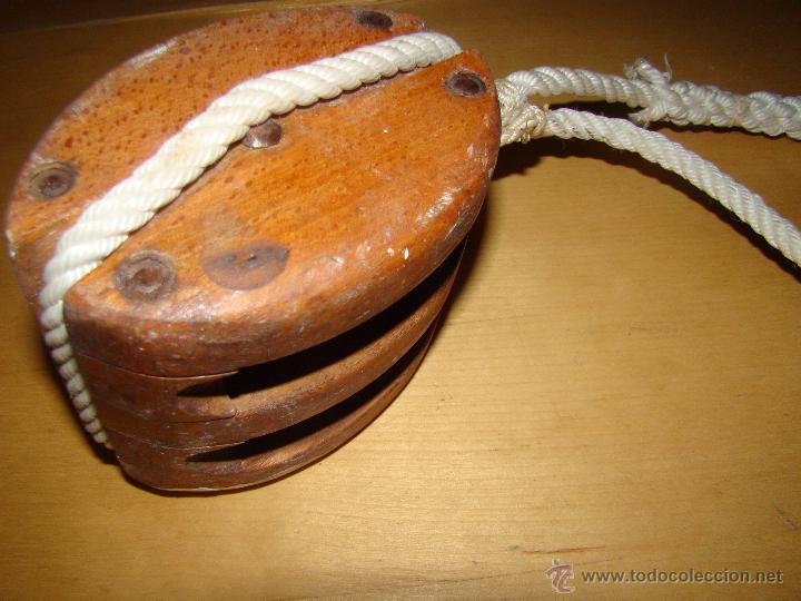 L&iacute;neas de navegaci&oacute;n: Antigua roldana marinera de madera - Foto 1