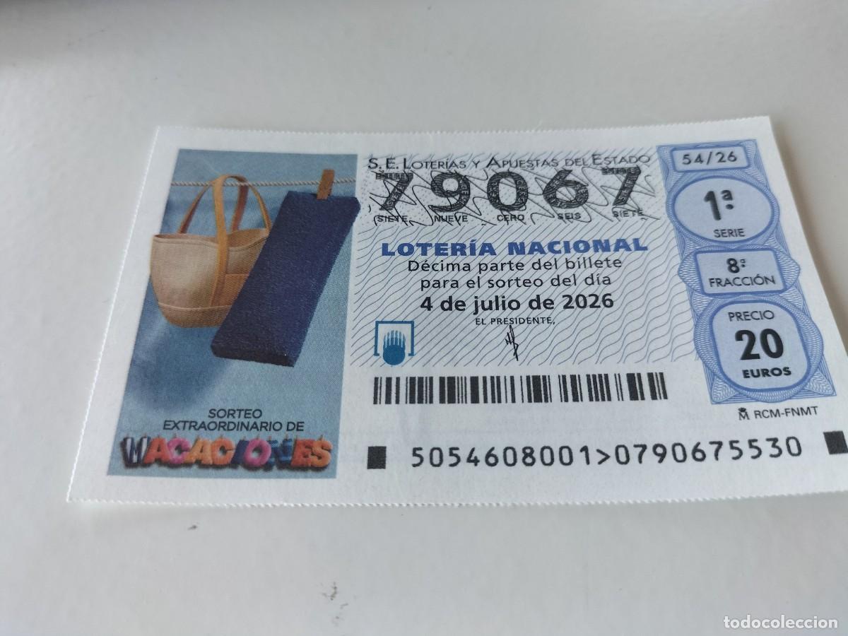 Loter&iacute;a nacional: 1 DECIMO LOTERIA NACIONAL SABADO 4 JULIO 2026 54/26 SORTEO EXTRAO. VACACIONES ( BOLSO Y TOALLA