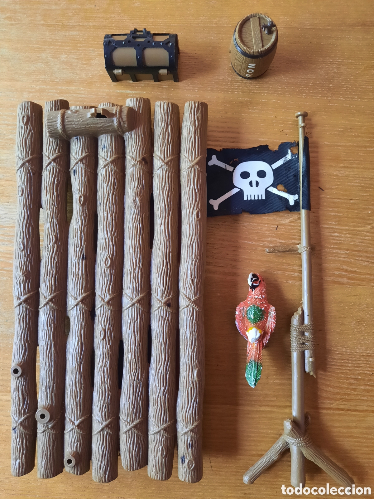 Madelman: Madelman Original. Conjunto Pirata. Balsa, mastil, bandera, loro, cofre y barril