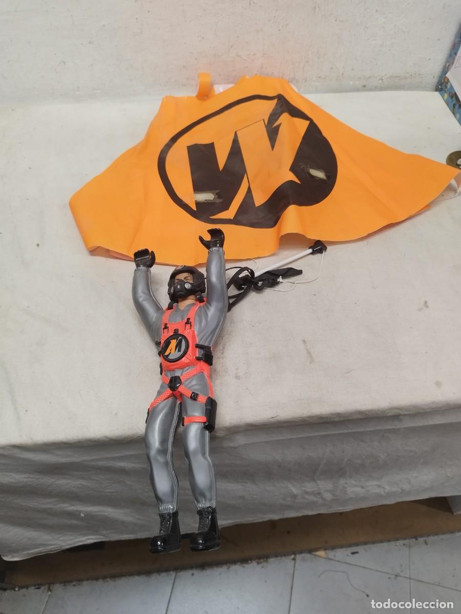 Madelman: Gran figura de accion Madelman con parapente de Hasbro.