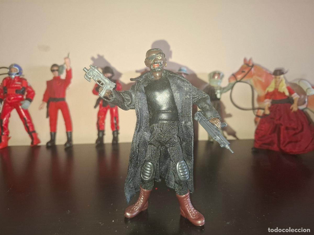Madelman: Madelman MDE Heroes del cine y comic Nick Furia con parche, ametralladora y pistola