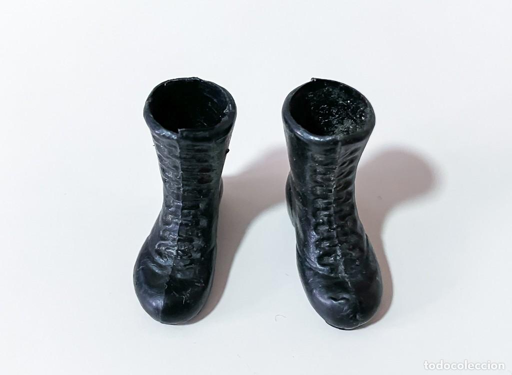 Madelman: BOTAS NEGRAS CON AGUJERO PARA SKIES O RAQUETAS, ORIGINAL MADELMAN 1&ordf; GENERACION