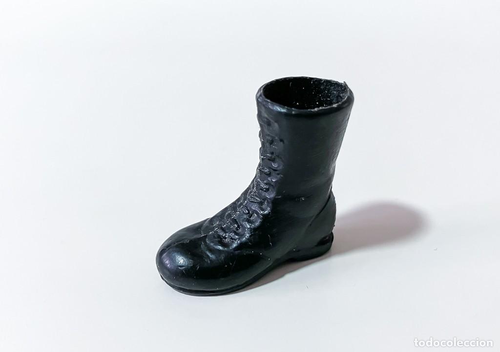 Madelman: BOTA NEGRA CON AGUJERO PARA SKIES O RAQUETAS, ORIGINAL MADELMAN 1&ordf; GENERACION