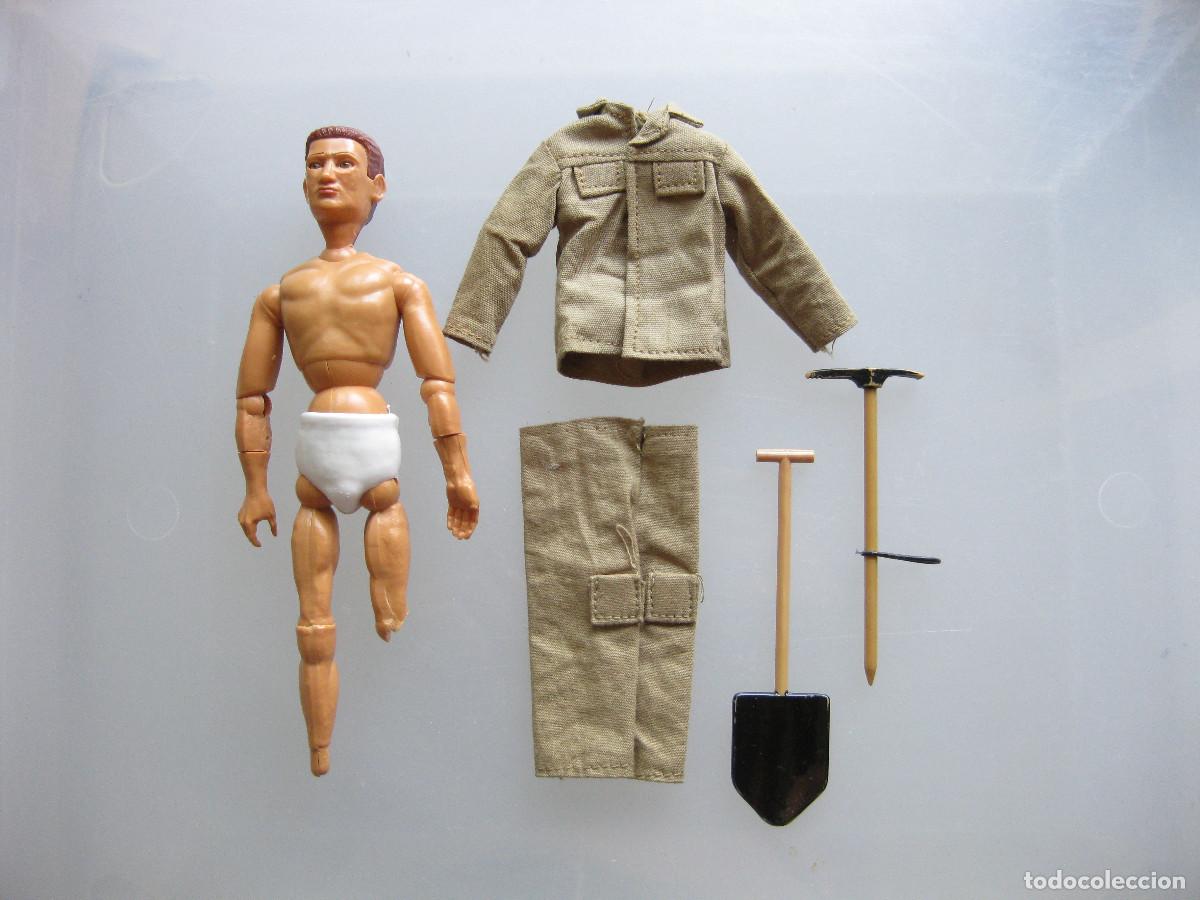 Madelman: MANIQU&Iacute; Y TRAJE MADELMAN DE ZAPADOR O TROPAS DE MONTA&Ntilde;A CON PICO Y PALA. TODO ORIGINAL DE &Eacute;POCA