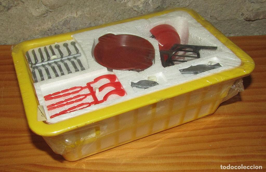 Madelman: ANTIGUA CESTA CON BARBACOA Y ACCESORIOS - TAMA&Ntilde;O MADELMAN O SIMILAR - NUEVA Y PRECINTADA