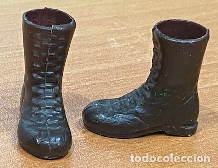 Madelman: MADELMAN ORIGINAL. PAR DE BOTAS MARRONES DEL POLIC&Iacute;A MONTADA DEL CANADA DE 1&ordf; ETAPA.