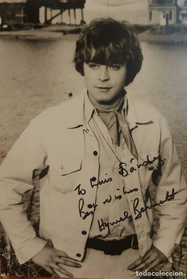 Manuscritos antiguos: AUT&Oacute;GRAFO HYWEL BENNETT (1944&ndash;2017) - Foto 1