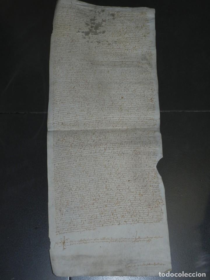 Manuscritos antigos: (M) PERGAMINO MEDIEVAL - 74X29CM, SE&Ntilde;ALES DE USO DE LA &Eacute;POCA