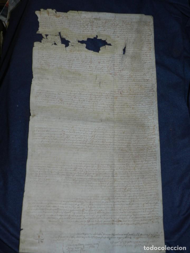 Manuscritos antigos: (M) PERGAMINO MEDIEVAL - 57X31CM, SE&Ntilde;ALES DE USO DE LA &Eacute;POCA