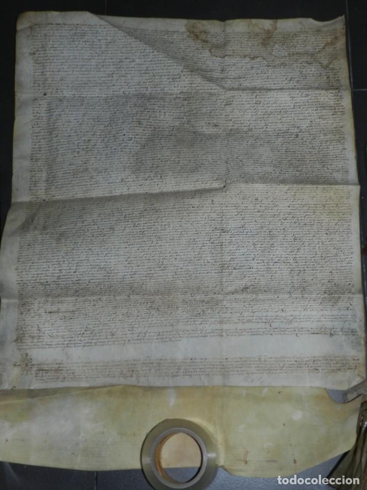 Manuscritos antigos: (M) PERGAMINO MANUSCRITO MEDIEVAL DE SAN PEDRO DE RODA A&Ntilde;O 1558, 70X61CM, SE&Ntilde;ALES DE USO DE LA &Eacute;POCA