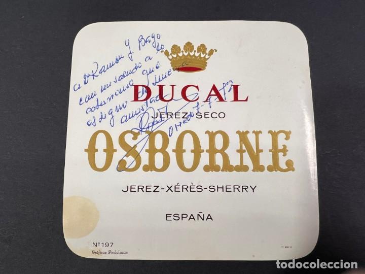 Manuscrits anciens: ETIQUETA CON FIRMA Y DEDICATORIA DEL ESCRITOR Y PERIODISTA RICARDO VAZQUEZ PRADA