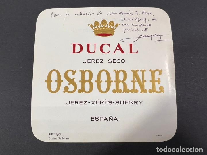 Manuscrits anciens: ETIQUETA FIRMADA Y DEDICADA POR EL PERIODISTA ALBERTO DELGADO CEBRIAN.