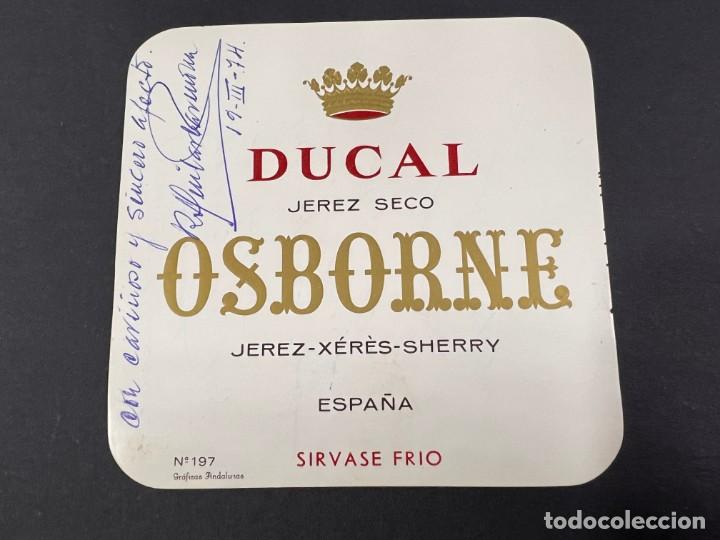 Manuscrits anciens: ETIQUETA FIRMADA Y DEDICADA POR EL TENIENTE GENERAL DEL EJERCITO RICARDO AGUILAR CARMONA