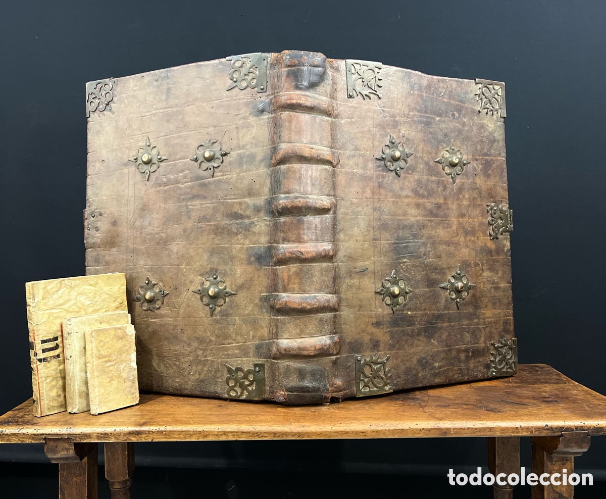 Manuscritos antiguos: Cantoral de gran tama&ntilde;o, con interior camuflado. S.XVII