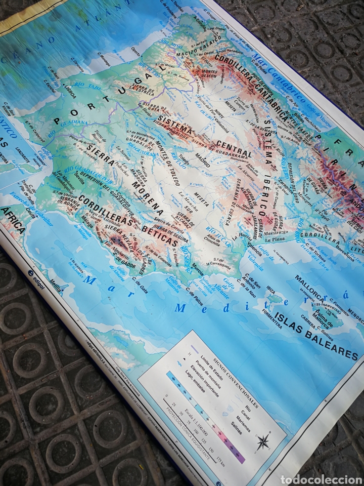 Mapas contempor&aacute;neos: MAPA ESCOLAR F&Iacute;SICO POL&Iacute;TICO, EDIGOL EDICIONES. 2004. 137x100CM.