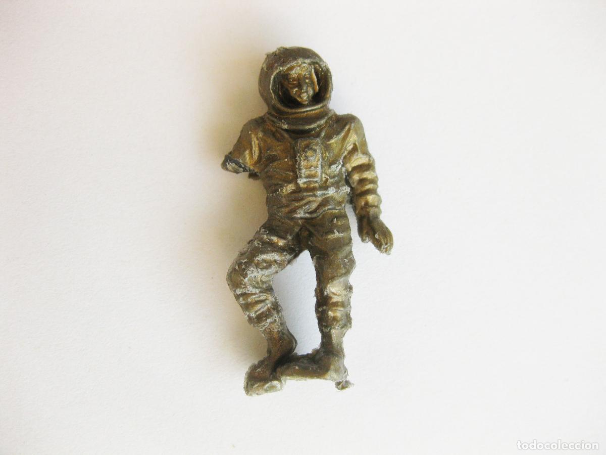Mapas contempor&aacute;neos: FIGURA DE ASTRONAUTA PROMOCIONAL DE HELADOS CAMY. COLOR DORADO. CAMYJET. COLAJET
