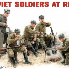Maquetas: SOVIET SOLDIERS AT REST. MINIART. 1/35. Lote 213078265