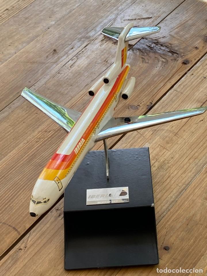 Maqueta de avión Boeing 787-10 Dreamliner con base de madera