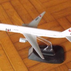 Maquetas: AVIÓN BOEING 777-346. JAPAN AIRLINES. JAL. RBA. METAL, BASE DE PLÁSTICO. 15X13X4 CM.